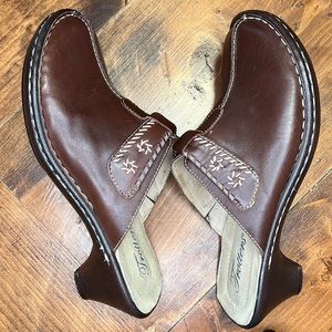 Trotters Clogs Size 7WW